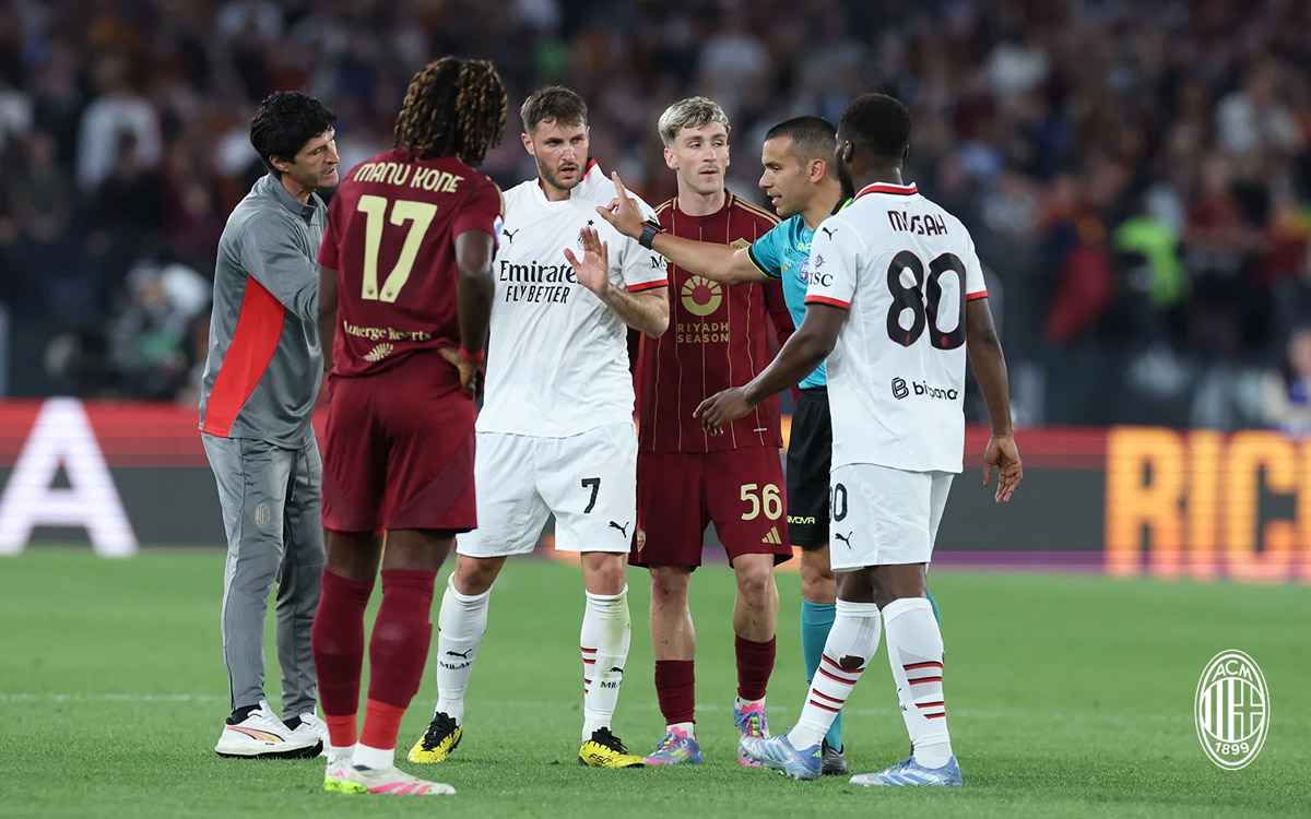 Santiago Gimenez red card