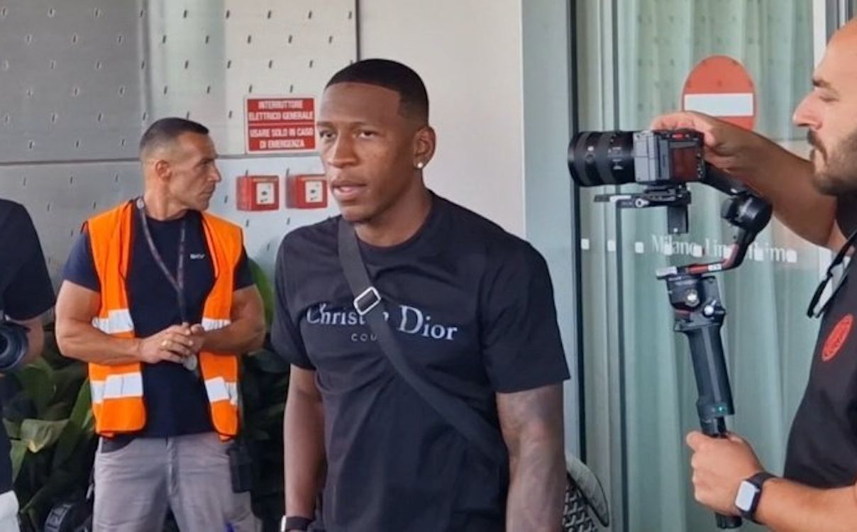 Watch: Estupinan lands in Italy and heads to undergo medical ahead of Milan move