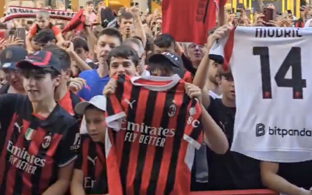 Modric mania begins as hundreds of Milan fans gather outside club shop – video