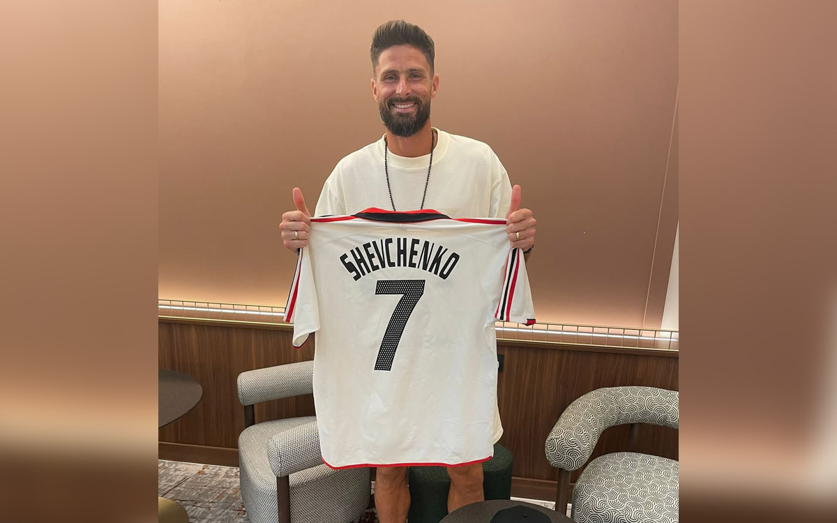Photo: Milan bond remains as Giroud secures classic shirt with Shevchenko printing