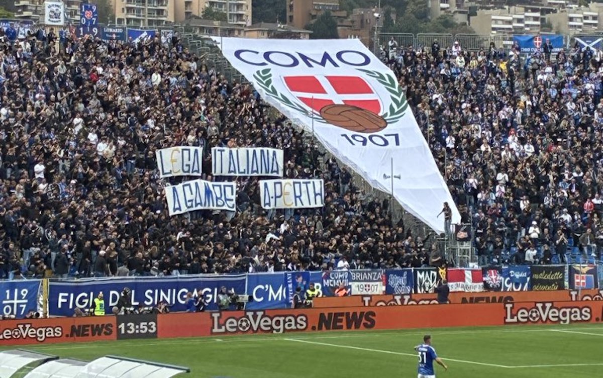 Como fans protest with silence and banners about Milan game in Australia: "Legs open"