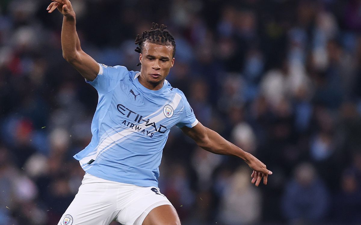 Voetbal International: Milan knocked back in pursuit of Man City defender - the reasons