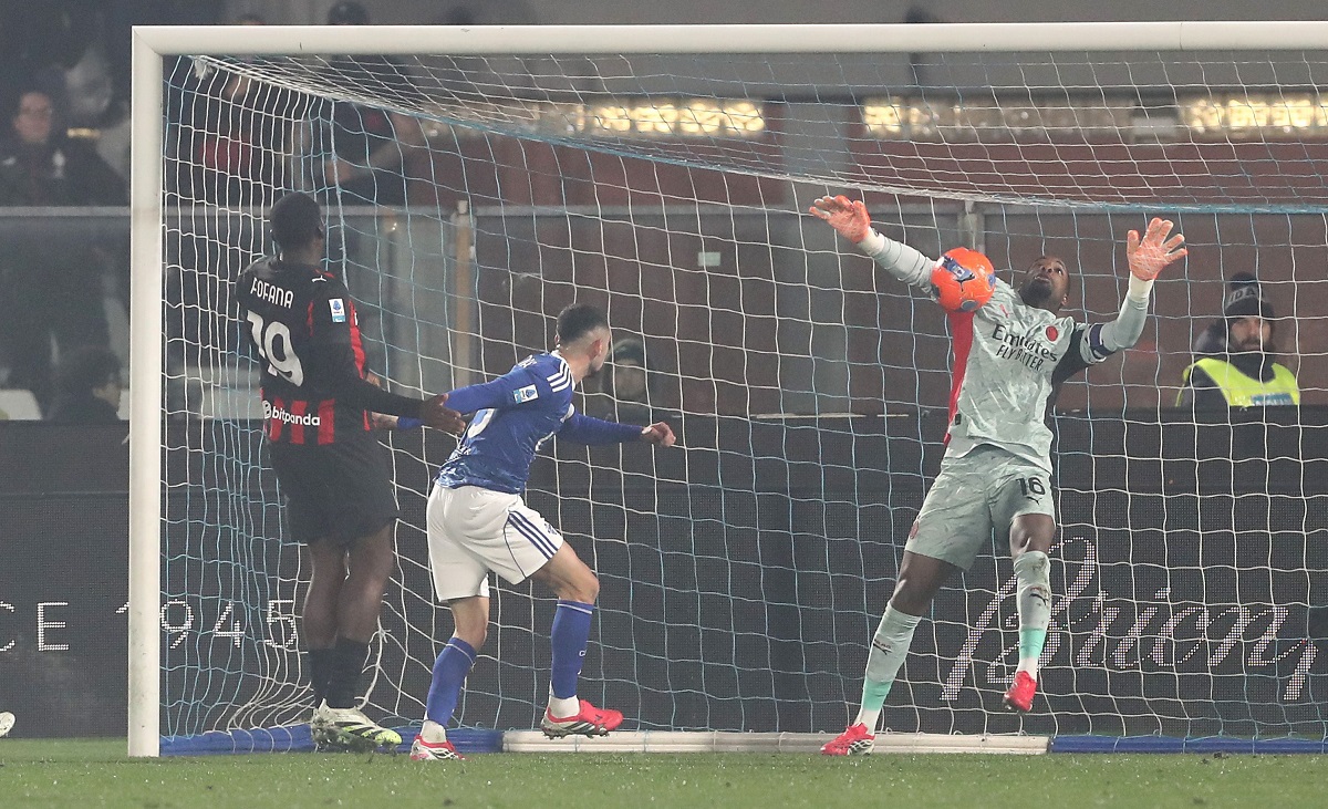 Mike Maignan save against Como