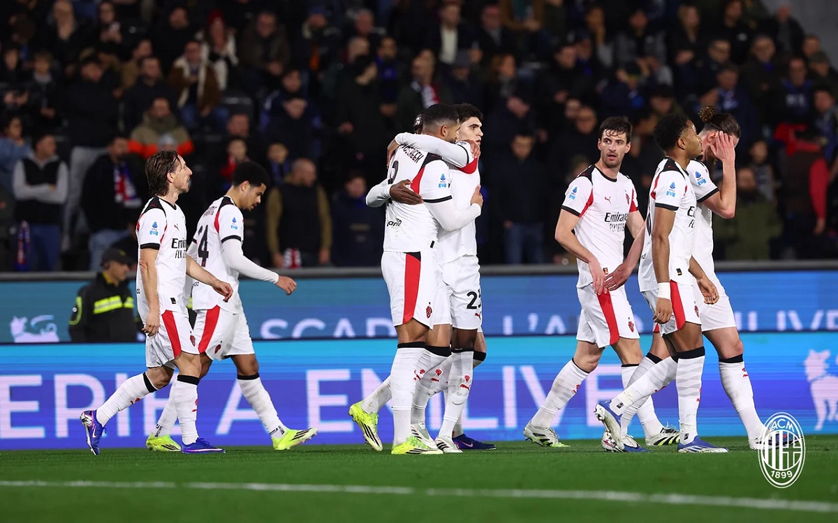 Milan players celebrate goal against Pisa