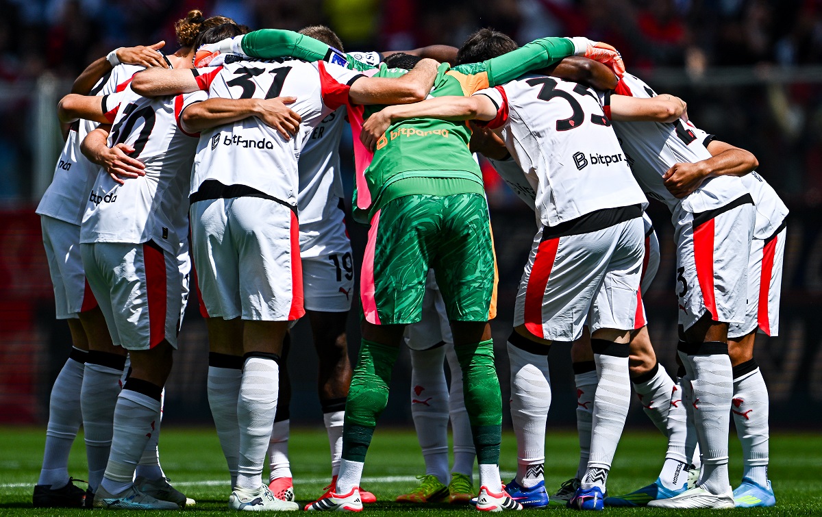 Milan players before Genoa game