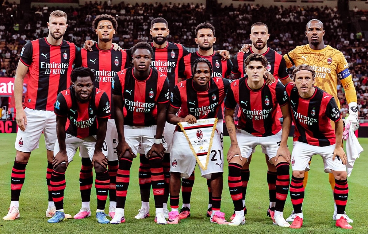 Milan players before Venezia game